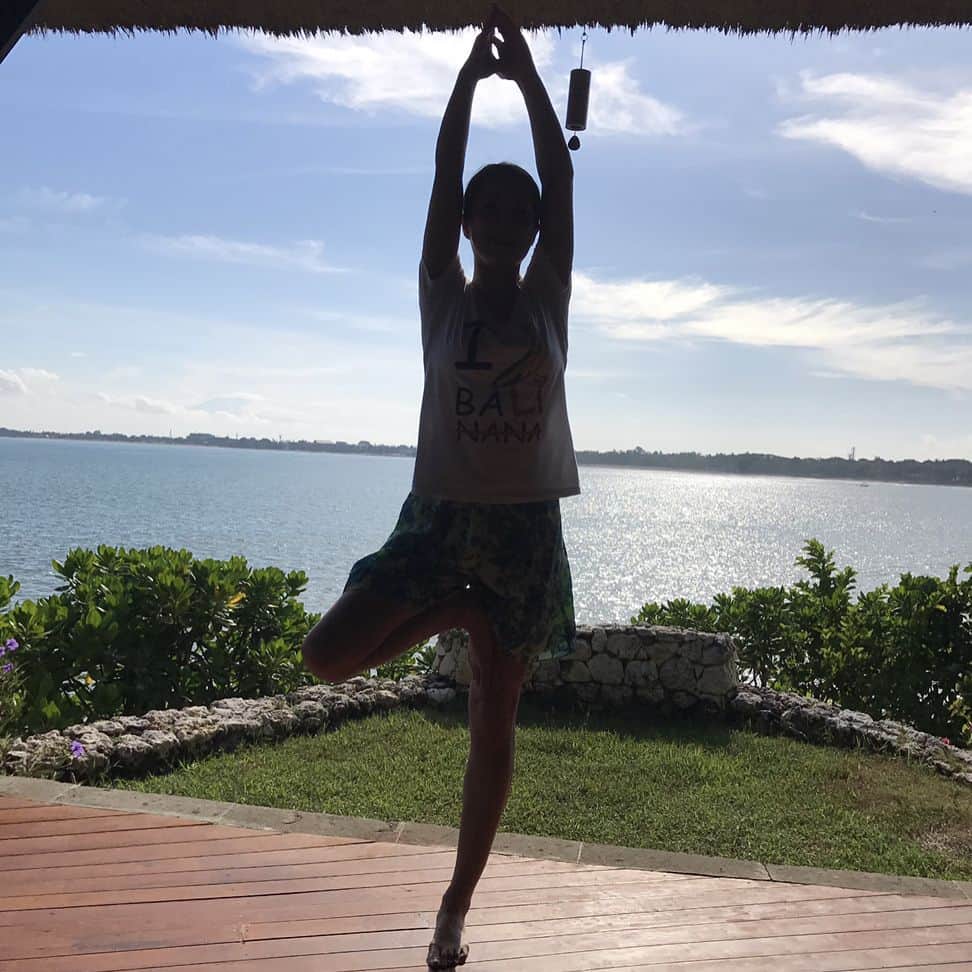 近藤英恵さんのインスタグラム写真 - (近藤英恵Instagram)「朝yoga(^_^)気持ちよかった！ののちの朝ごはんとでっかいトカゲ！ #ヨガ #yoga #朝ヨガ #ヨガレッスン」5月5日 10時46分 - hanachan93