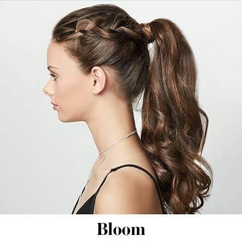 メイカ・ウーラードのインスタグラム：「I wearing this hair for school @meikawoollard」
