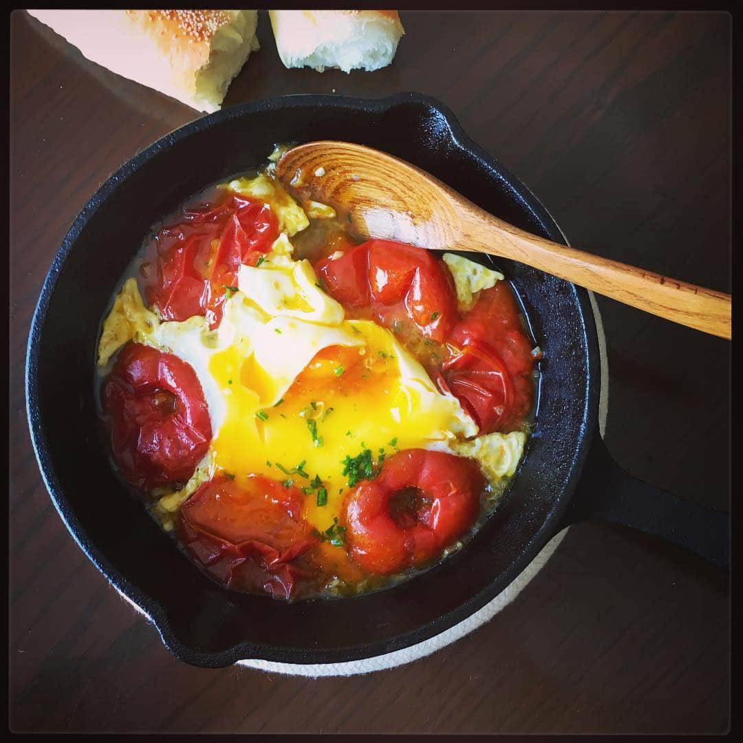 志摩有子さんのインスタグラム写真 - (志摩有子Instagram)「美味しいトマトがたくさんあるので前から作ってみたかったアラン・デュカスのトマトのポワレをスキレットで。Twitterでフォローさせて頂いている  #今日の140字ごはん さんから知った素敵なレシピ。少量の大蒜とオリーブオイルで半分に切ったトマトをじっくり焼き煮にして最後に卵を落とすだけ。味の濃くなったトマトに半熟の卵がからんでびっくりするほど美味しい。もうすぐレシピ本を出されるとのことでこちらも楽しみ。 #トマトのポワレ #スキレット #アランデュカス風  #私のごちそう365」5月5日 13時14分 - ariko418