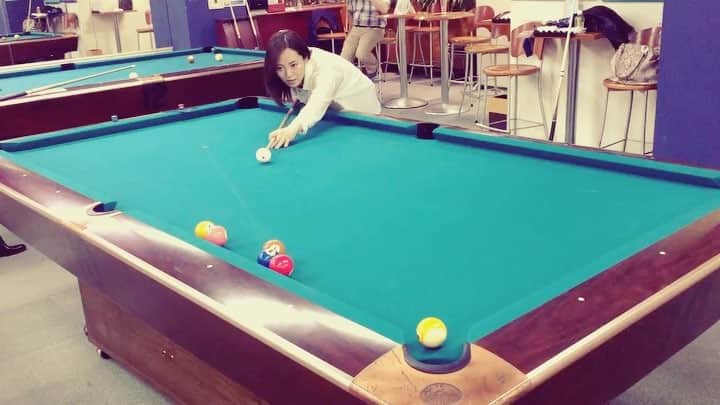 ありさ・あげまんクリエイターのインスタグラム：「もっと練習したいな〜🙌🏻✨🎱 すぐ集中力切れるけど😂笑 ・ #ビリヤード #billiards #特技 #趣味 #練習」