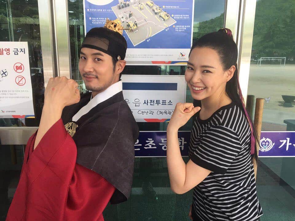 キム・ジソクのインスタグラム：「촬영중간에 번개 사전투표!!#역적#이하늬#김지석#투표#점심시간쪼겠엉」