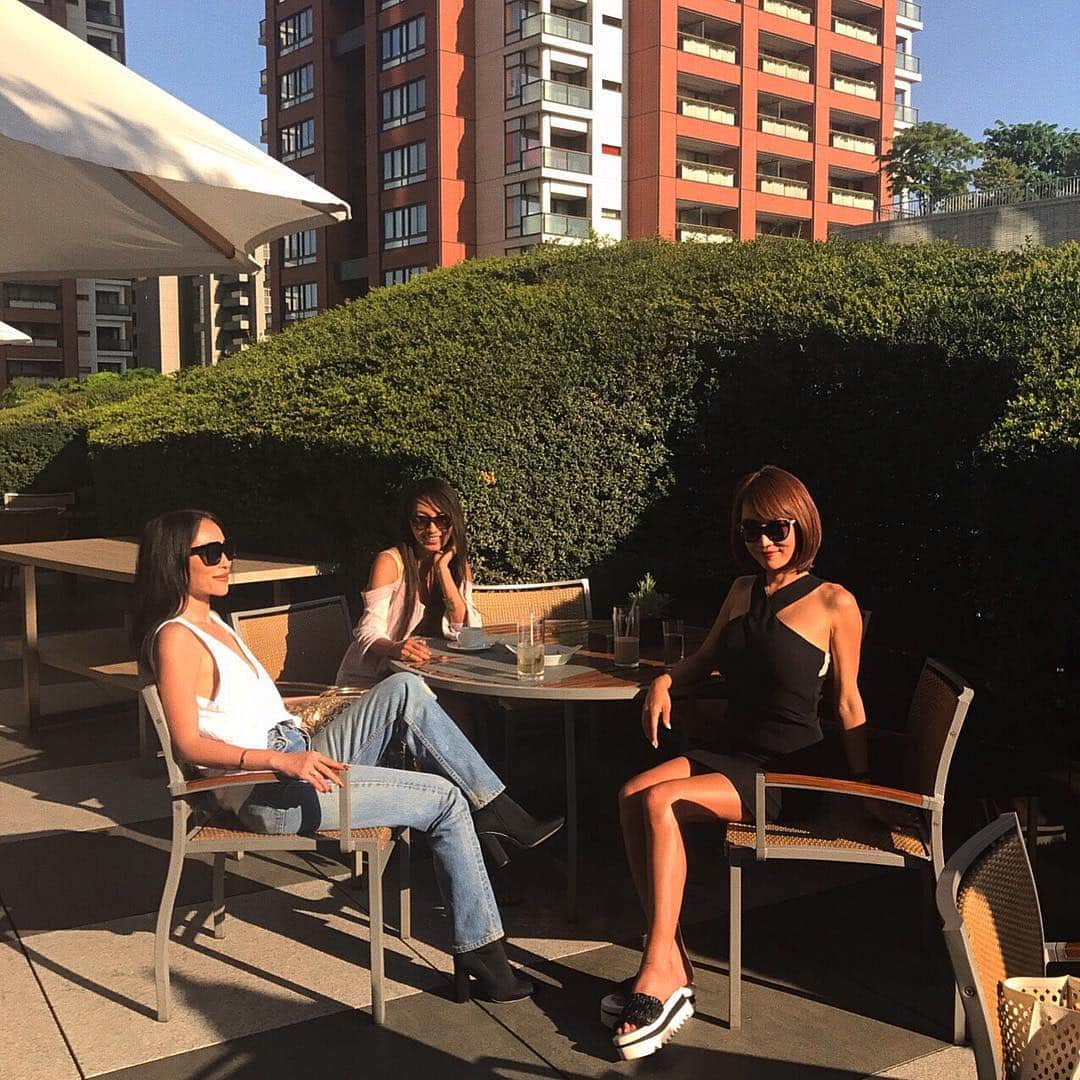 のインスタグラム：「Legends reunion😭✨Time flies so fast Finally we had reunion! I teared up when I hugged her @sunlovers_swim_aus 😫😫😫 BLENDA、GLITTER の創世者の千原姉さん(モデル星あやの生みの親) と、BLENDAで1番お姉さんモデルで、新人最年少の17歳の鼻垂れな私を1番気にかけてくれてた大好きなマコさんとランチ！12.3年ぶりのマコさんとの再会に泣いてしまった！現在オーストラリアで水着デザイナーとして活躍しているマコさん、今度は私が会いに行く😭！ 時が流れても千原チルドレン末っ子として愛されて幸せ！千原姉さんが見つけてくれなかったら、今の私なんて1ミクロも居ないもの！ @masakochihara #私は最後の千原チルドレン #運命ってやつ」