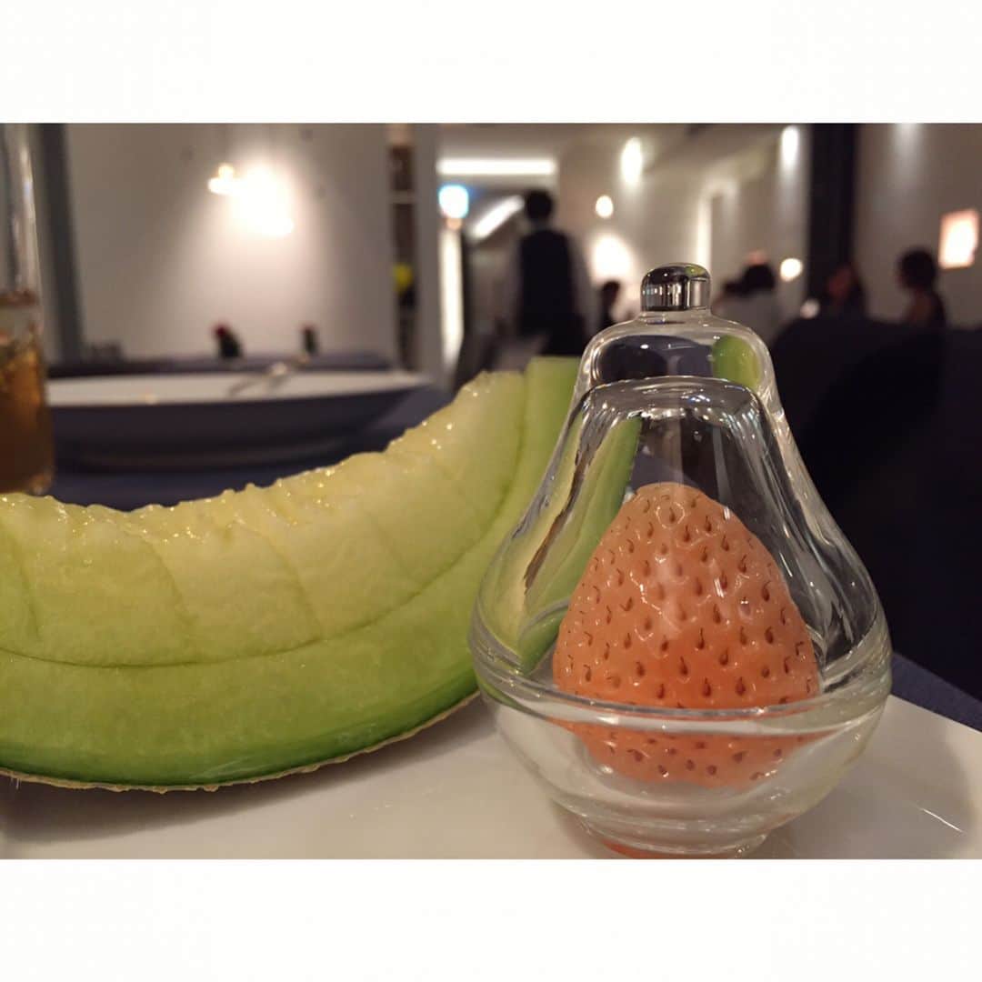 久慈暁子さんのインスタグラム写真 - (久慈暁子Instagram)「* 初めて食べた白いちご🍓 一見酸っぱそうに見えますが 一口食べてびっくり。 とても甘くて苺の香りが 口いっぱいに広がりました😋 * #白いちご  #苺」5月5日 20時26分 - kuji_akiko