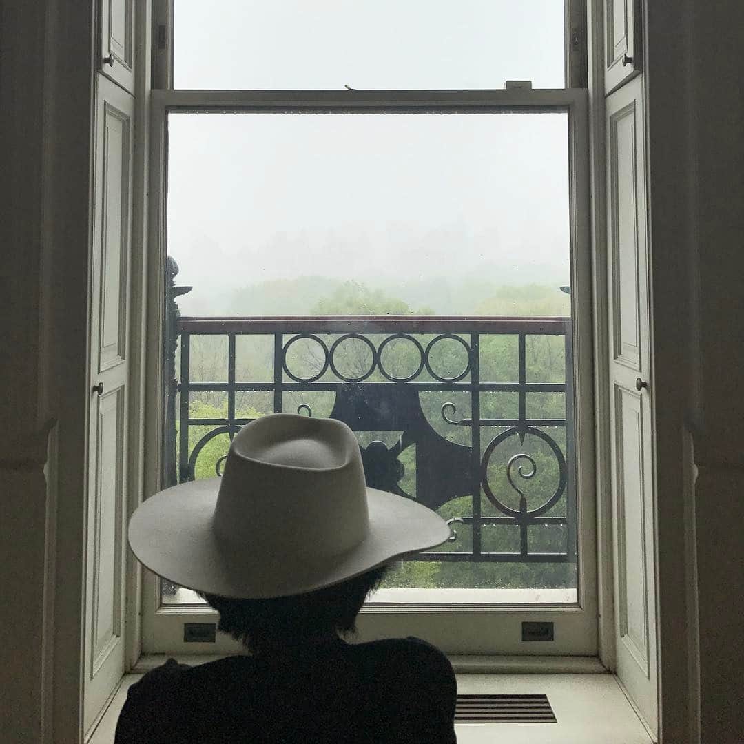 オノ・ヨーコのインスタグラム：「Count the rain drops」