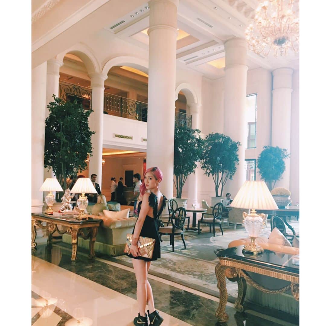 Yumikaさんのインスタグラム写真 - (YumikaInstagram)「Leela Palace Hotel🇮🇳👑✨ 背中が可愛い羽になってるこのワンピは @vegassbunny だよ😊🎀 路上の小物屋さんで買ったクラッチバッグも可愛すぎ❤️ #theleelapalace #leelapalace #luxury #beautiful #hotel #newdelhi #ニューデリー #ホテル #instafashion #indiatravelgram」5月5日 21時46分 - yuminem923