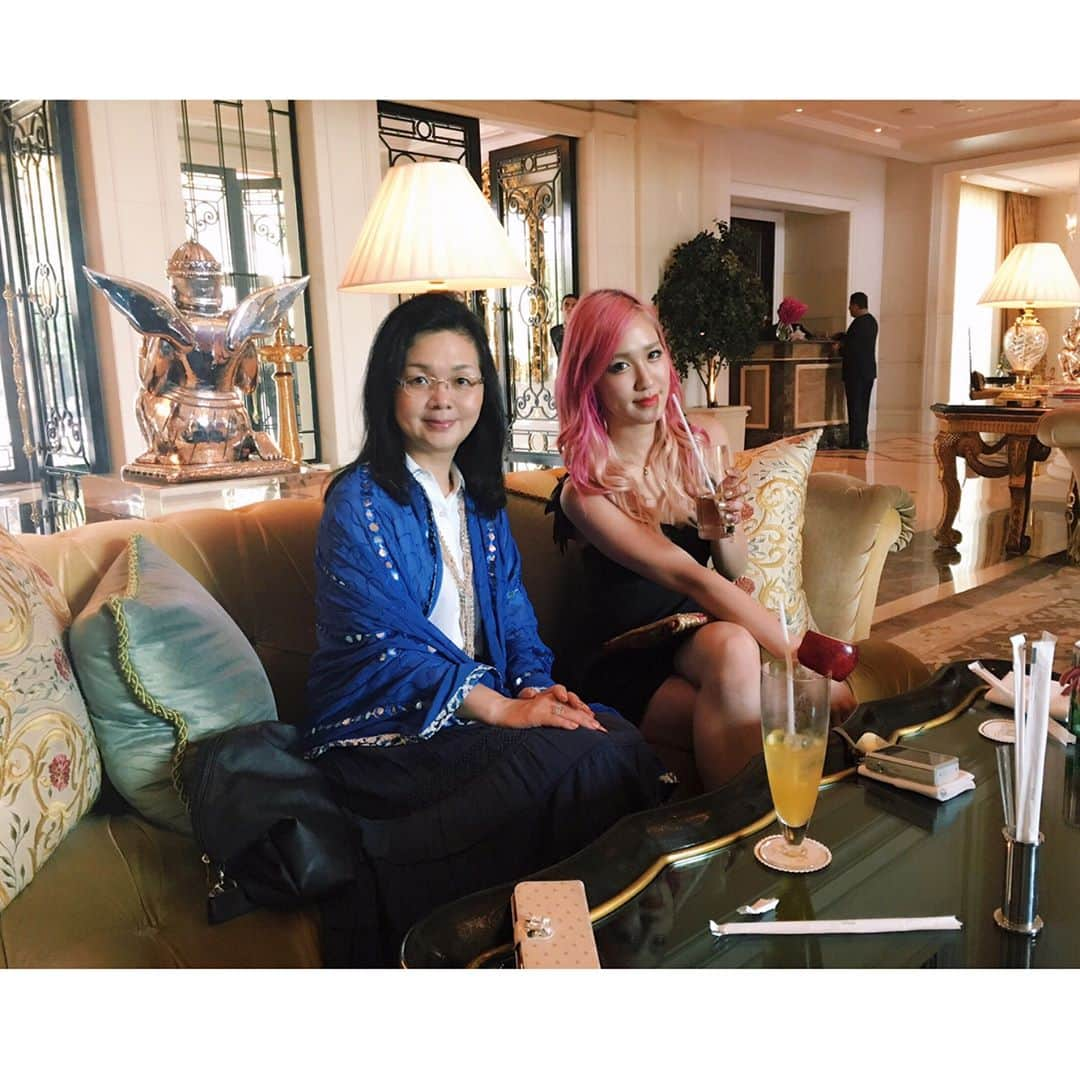 Yumikaさんのインスタグラム写真 - (YumikaInstagram)「Leela Palace Hotel🇮🇳👑✨ 背中が可愛い羽になってるこのワンピは @vegassbunny だよ😊🎀 路上の小物屋さんで買ったクラッチバッグも可愛すぎ❤️ #theleelapalace #leelapalace #luxury #beautiful #hotel #newdelhi #ニューデリー #ホテル #instafashion #indiatravelgram」5月5日 21時46分 - yuminem923