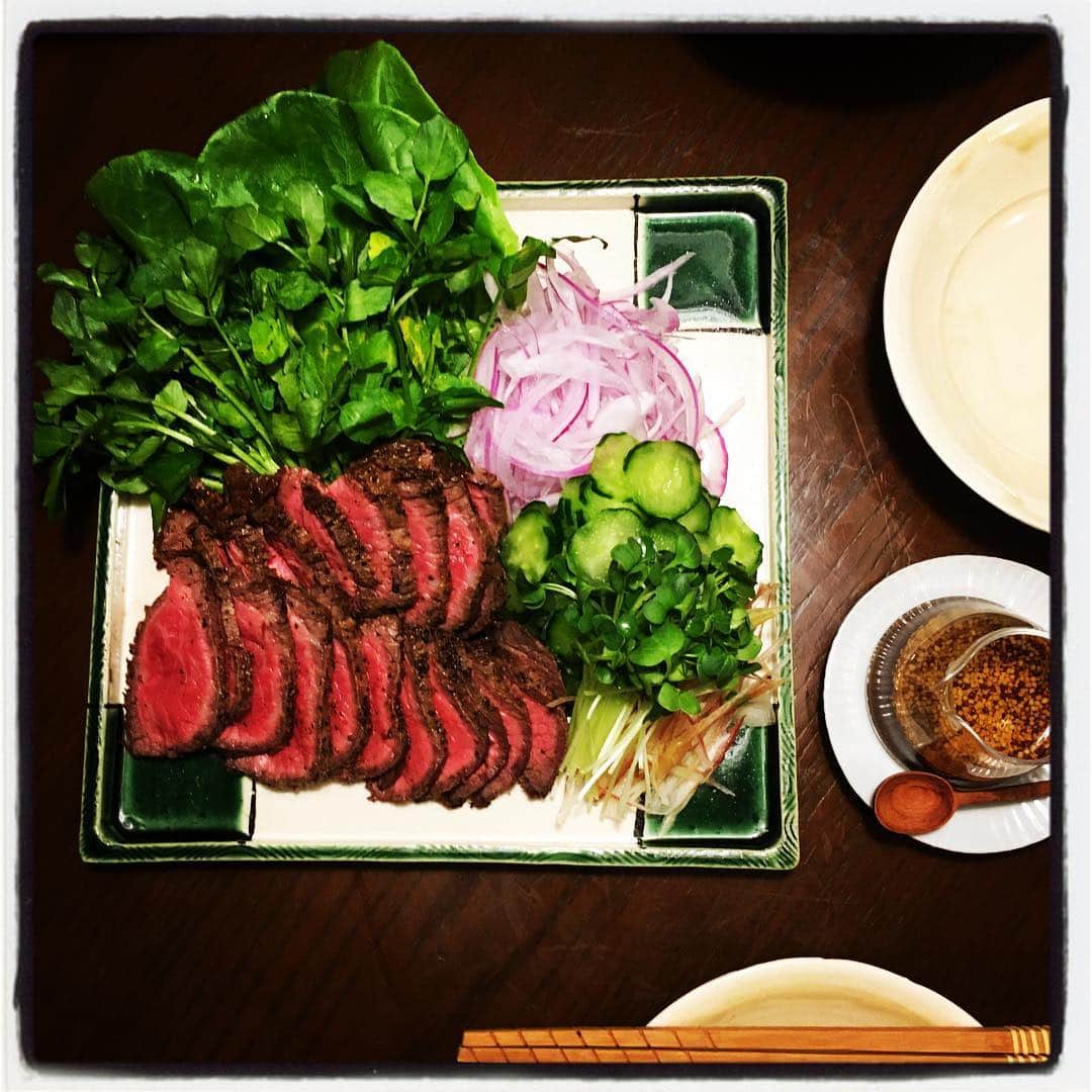 志摩有子さんのインスタグラム写真 - (志摩有子Instagram)「ナニワヤの牛のタタキを野菜と薬味をたっぷりで。タレは粒マスタード＋ポン酢。しっとり美味しい。 #麻布十番 #ナニワヤ #牛肉たたき #赤身マニア」5月5日 21時48分 - ariko418