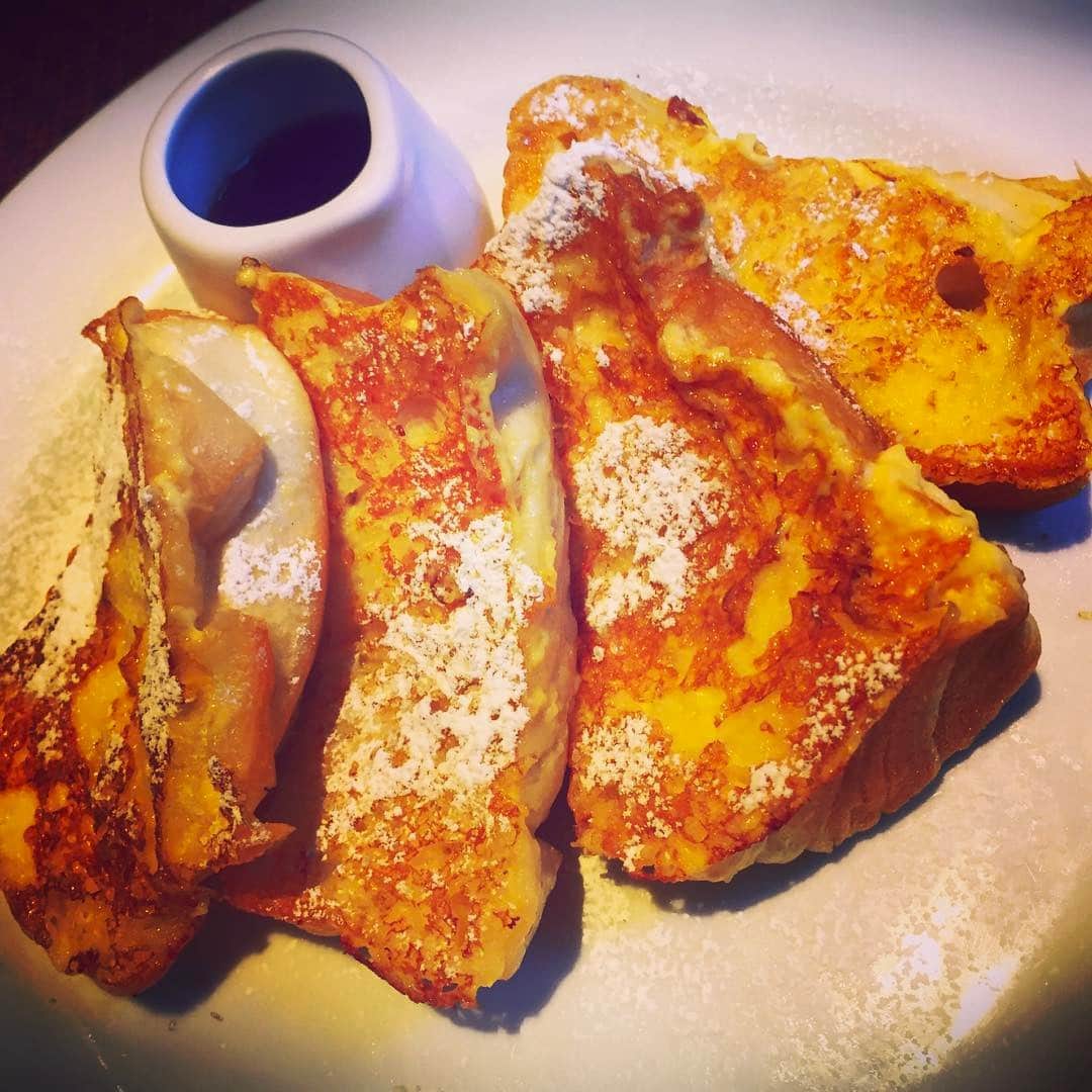キヨのインスタグラム：「フレンチトーストが好きすぎて色んな店に行きまくった。結果的に小洒落たパンケーキ屋よりもデニーズのフレンチトーストのほうがおいしいとわかった。でも一番おいしいのは母さんの作るフレンチトーストです。おしまい。 #写真はデニーズ #1人で16枚食ってたら店員さんが引いてた」