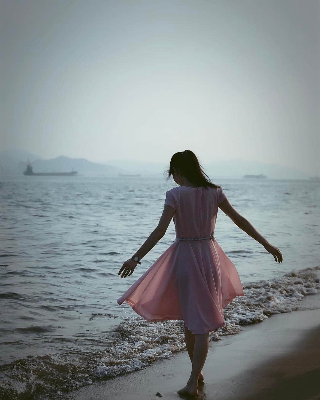 李子君のインスタグラム：「抛开一切不愉快，享受你拥有的所有美好~ #vacation#realx #beach🌊 #love #happiness #travelgirl」