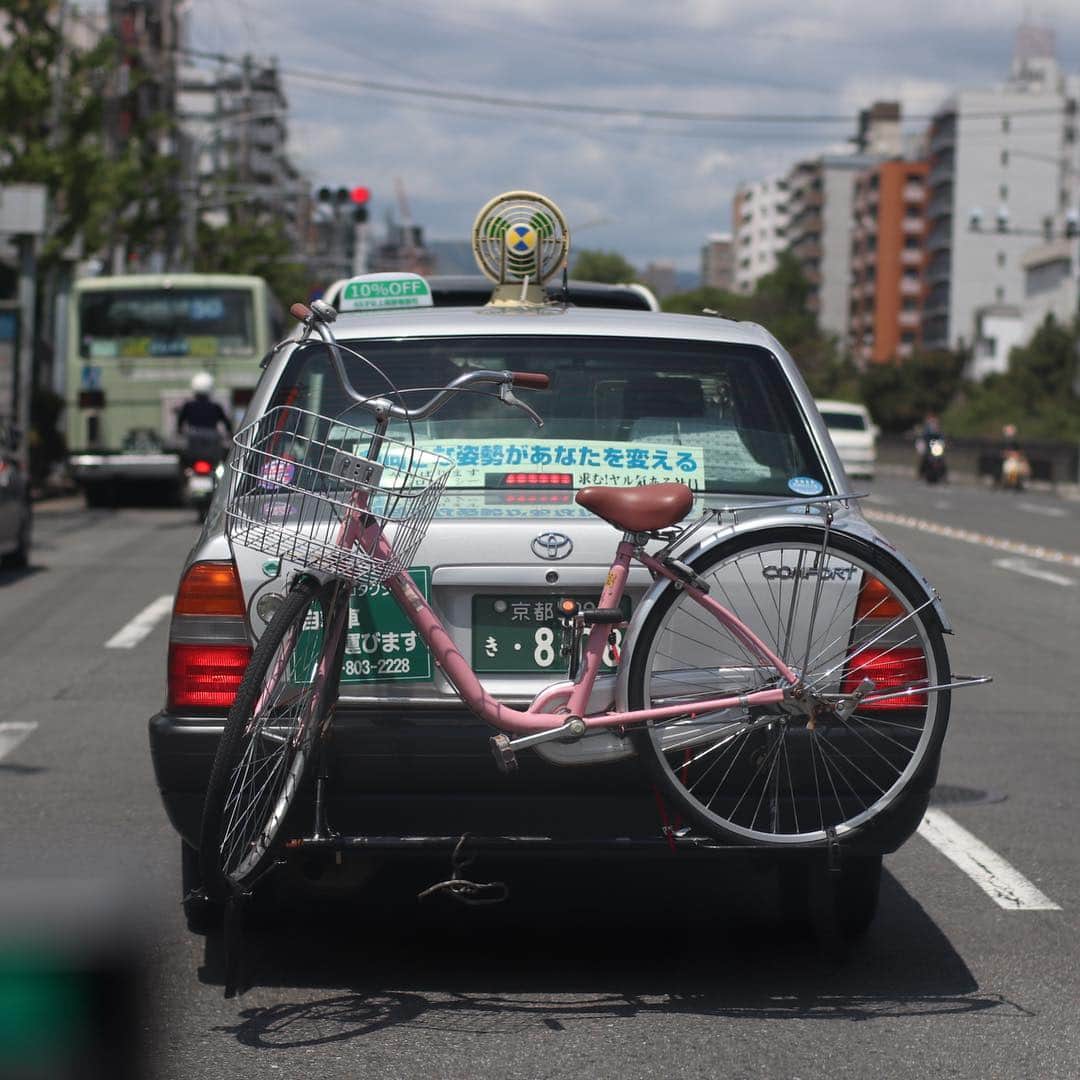 北山陽一のインスタグラム：「京都で見かけた、自転車も運んでくれるタクシー。行灯が扇風機！たまたまこのとき乗ってたタクシーが系列で「あー前はアレで携帯の充電とかしてたみたいです」ええええ！発電機とは！！」