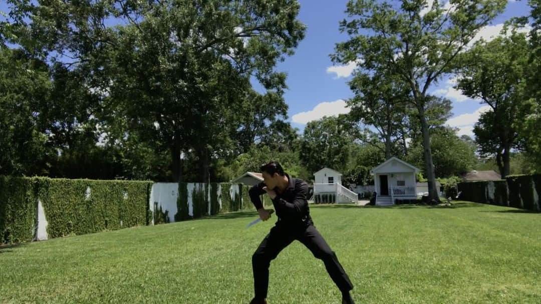 ローガン・ハフマンのインスタグラム：「Practice makes perfect. #KnifePlay」