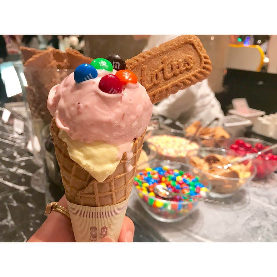 西口真央のインスタグラム：「仲良しmumと👩🍓👧🍭🍦🍰🍓🍓 いつもありがとう×∞ #strawberry #hilton  #MarbleLounge #アイスも #buffet」