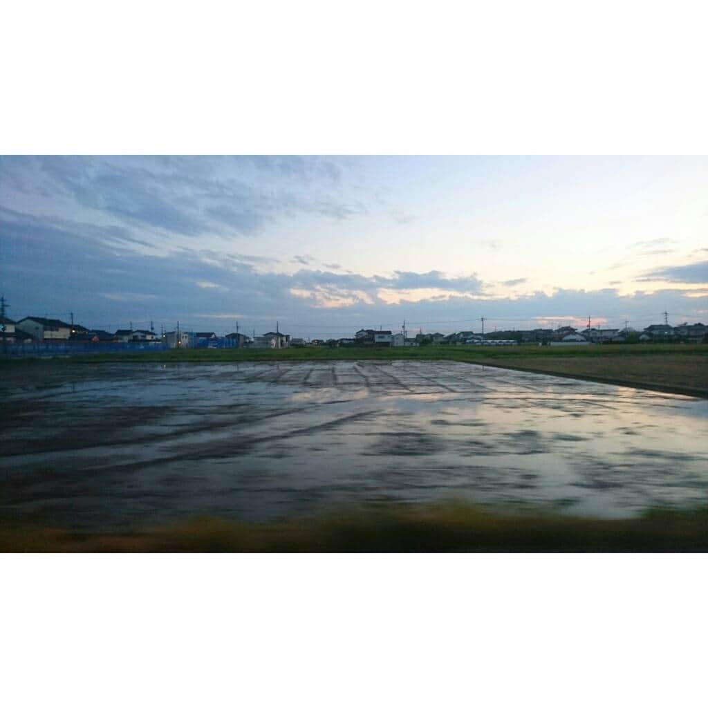 水木彩也子のインスタグラム：「🗻🍃 . こころのふるさと . 本当はもっともっと見てもらいたい風景が沢山あるのだけど、、、 . また次回(^^) . 帰る場所があるというのは幸せなことですね🍀 . . . . . #島根 #出雲 #故郷 #空 #夕暮れ #japan #sky」
