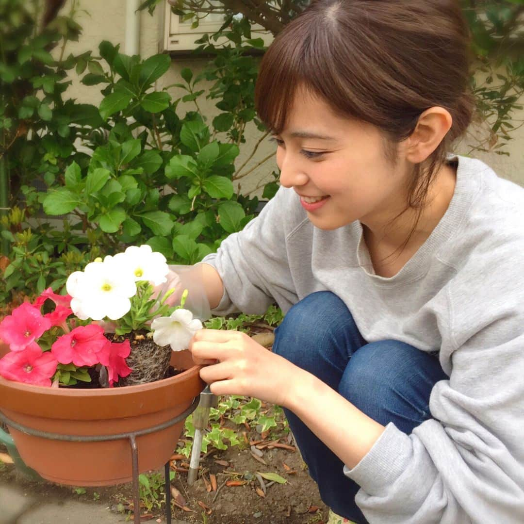 久慈暁子さんのインスタグラム写真 - (久慈暁子Instagram)「* 実家で母とガーデニング🌷 久しぶりの土の匂い懐かしいな〜🐿 * #岩手 #ガーデニング #お花  #ゴールデンウィーク」5月6日 20時06分 - kuji_akiko