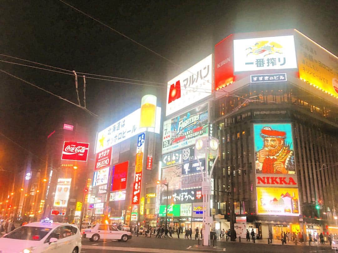 七尾エレナのインスタグラム：「GWは札幌に帰省中✈️ ＊ 「ニッカの写真撮るなんて…そんなの道産子じゃない！」って友達に突っ込まれながら撮った一枚🤳 ＊ #実家帰省中 #心は永遠に道産子だよ #すすきのNIKKA #ニッカウイスキー #すすきの #札幌 #小学校の同級生の結婚式」