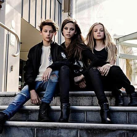 メイカ・ウーラードのインスタグラム：「weekend vibes @meikawoollard @indiawoollard @william.franklyn.miller」