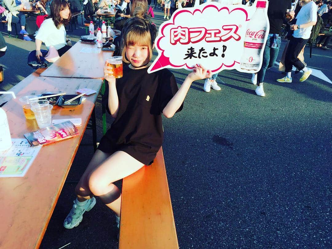 椎名あずさのインスタグラム：「日光を浴びすぎて頭痛が…… お昼からずっとビールでした🍺お腹いっぱい！！ 嫌いだったのに、いつからこんなにビール飲めるようになったんだろう🤔おっとな〜 服にビールこぼして、まさかのユニクロTに。。。 #肉フェス」