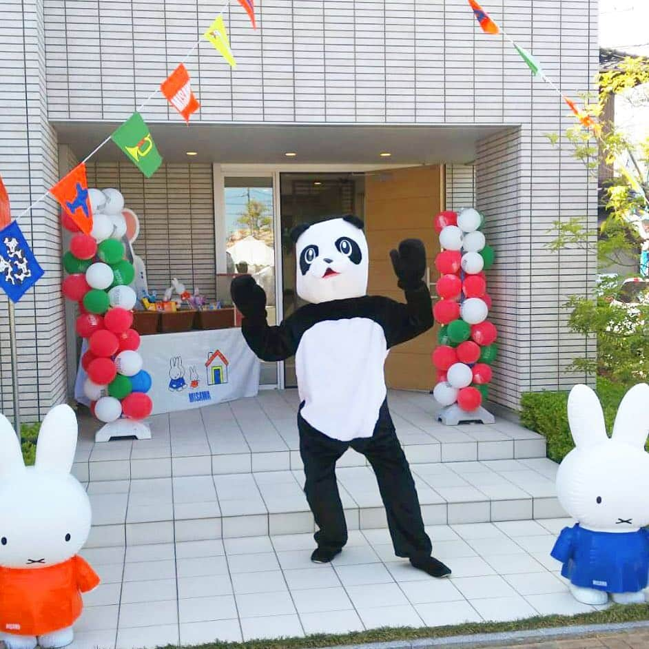 ミサワホーム桑名展示場のインスタグラム：「桑名展示場では パンダさん🐼がお待ちしています👋 パンダさんがいるのはあと2日🐼💕 ぜひ会いにきてください😆🎶 #ミサワホーム#桑名#展示場#マイホーム #ミッフィー#パンダ#風船#イベント開催中」