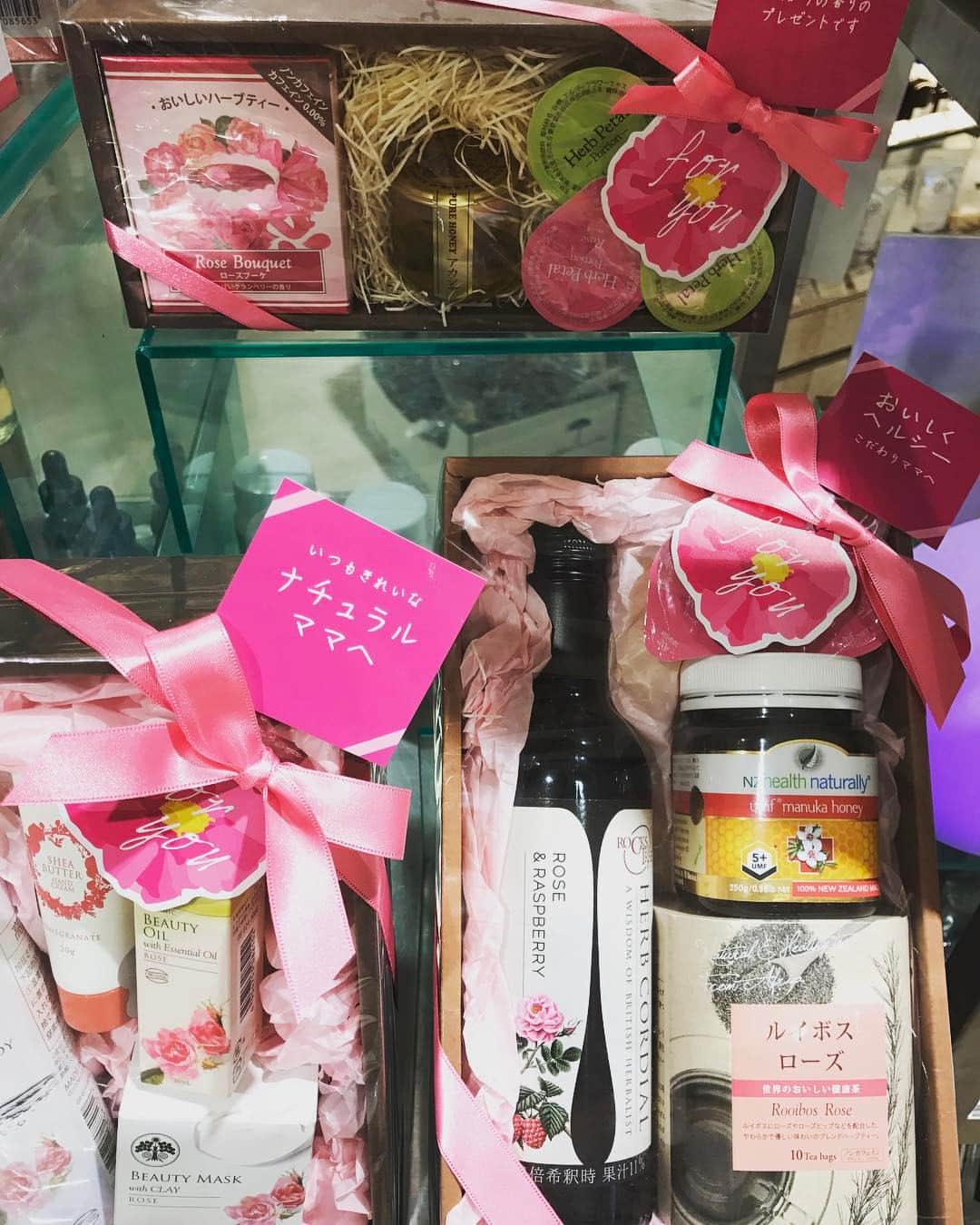 吉祥寺PARCOのインスタグラム：「キレイと癒しを🎁 母の日に💁🏻 生活の木/2F #母の日 #母の日ギフト #母の日プレゼント#ギフト #プレゼント #ハーブコーディアル #ハーブティー #ローズ #生活の木 #吉祥寺」