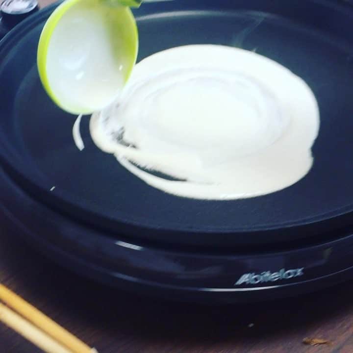 うえむらちかのインスタグラム：「とのやまさんの3分間お好み焼きクッキング♡  これが広島のお好み焼きだ！！！ #お好み焼き #広島 #手作り」