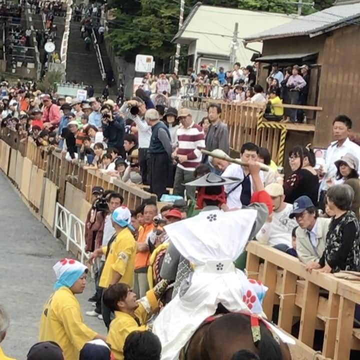 のインスタグラム：「上げ馬神事 多度地区🐴 . 騎手は15.6歳。 . 毎朝4時起きで学校、仕事前にみんなで馬乗りを練習してのこの本番。🐴 . 涙ぐましい努力の上故、目頭が熱くなります。 #上げ馬神事 #多度祭り #多度祭 #多度大社 #上げ馬ビール #小山 #多度 #戸津 #猪飼 #北猪飼 #力尾 #肱江」