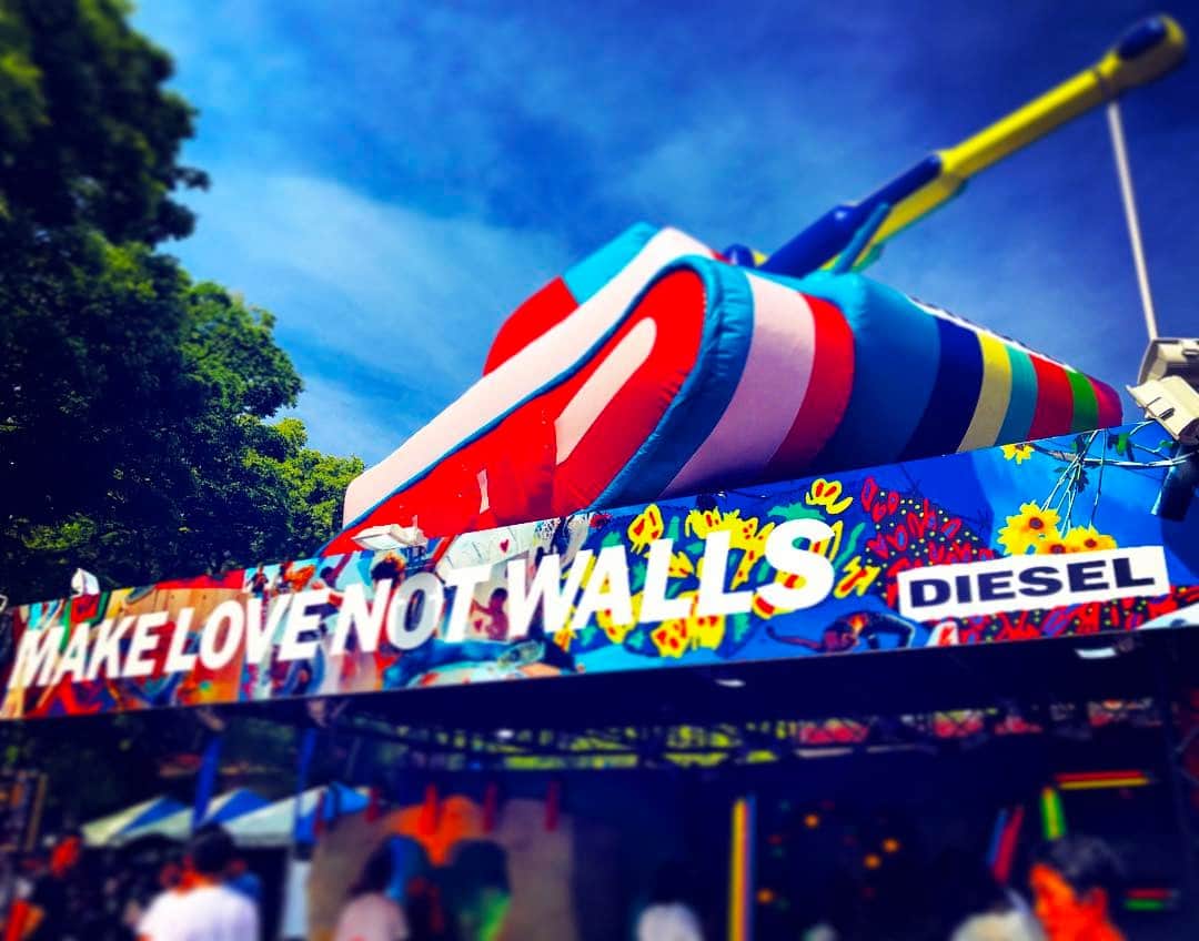 ダンドイ舞莉花のインスタグラム：「Yes!!!! Totally! Love this quote. #makelovenotwalls #love #lgbtq #tokyo #rainbow #pride #diesel #代々木公園 #レインボープライド」