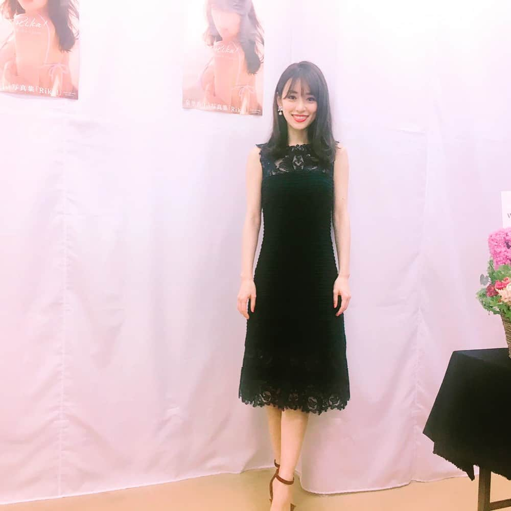 泉里香さんのインスタグラム写真 - (泉里香Instagram)「写真集イベント終了しました❣️ ご来場下さった皆様、本当にありがとうございました😊✨ 皆様からのメッセージをパワーにしてこれからも頑張ります✨ お会い出来て嬉しかったです♡ #写真集#rika#握手会#泉里香#大阪#紀伊國屋書店#グランフロント#dress#tadashishoji#willselection willselection様お花ありがとうございました💐！」5月6日 16時52分 - rika_izumi_