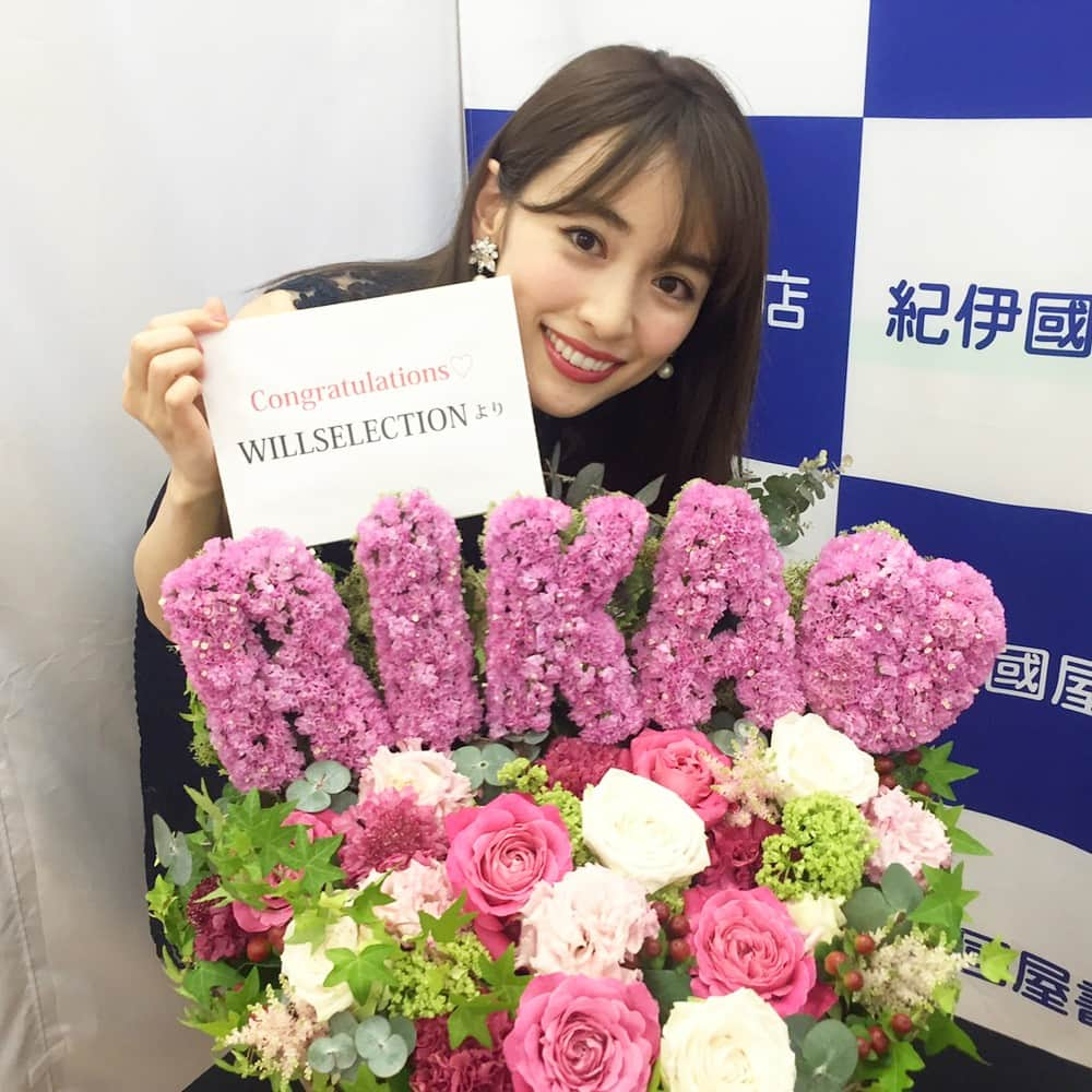 泉里香さんのインスタグラム写真 - (泉里香Instagram)「写真集イベント終了しました❣️ ご来場下さった皆様、本当にありがとうございました😊✨ 皆様からのメッセージをパワーにしてこれからも頑張ります✨ お会い出来て嬉しかったです♡ #写真集#rika#握手会#泉里香#大阪#紀伊國屋書店#グランフロント#dress#tadashishoji#willselection willselection様お花ありがとうございました💐！」5月6日 16時52分 - rika_izumi_