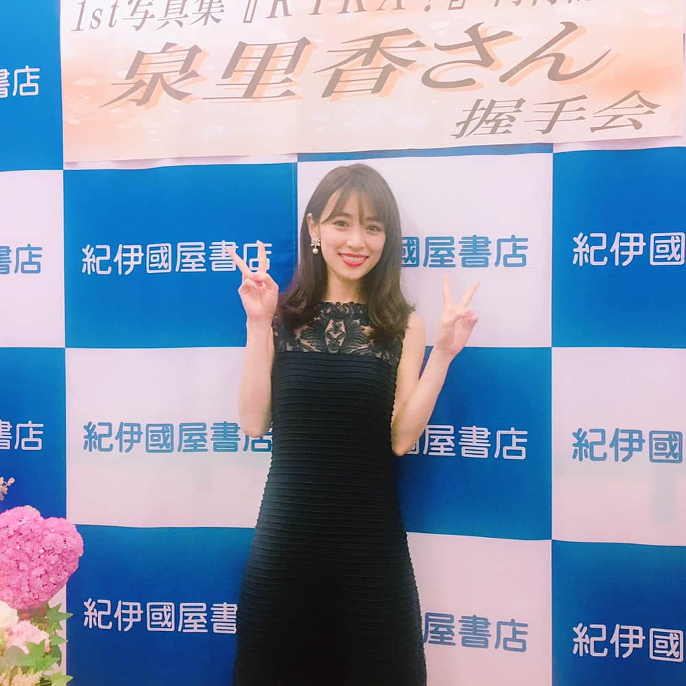 泉里香さんのインスタグラム写真 - (泉里香Instagram)「写真集イベント終了しました❣️ ご来場下さった皆様、本当にありがとうございました😊✨ 皆様からのメッセージをパワーにしてこれからも頑張ります✨ お会い出来て嬉しかったです♡ #写真集#rika#握手会#泉里香#大阪#紀伊國屋書店#グランフロント#dress#tadashishoji#willselection willselection様お花ありがとうございました💐！」5月6日 16時52分 - rika_izumi_