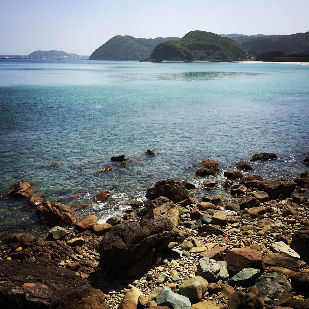 谷崎テトラのインスタグラム：「五島列島 福江島に来ました。映画「沈黙」を観てから、あらためて深い信仰と美しい自然とともに生きてきた長崎・五島のことを思うようになりました。（映画のロケ地は台湾ですがw）。昔、長崎から逃れてきた隠れキリシタンたちは、五島のそれぞれの入江に小さな集落を作って隠れ住んだといいます。その数は数百カ所におよび、それぞれに小さな祈りの場をつくりました。五島という場のもつ浄らかな波動は、ひとつひとつの入江に住まうひとびとの暮らしが今も密やかな祈りに満ちているからかもしれません。寄せては返す波音が沈黙からの言葉に聴こえます。」