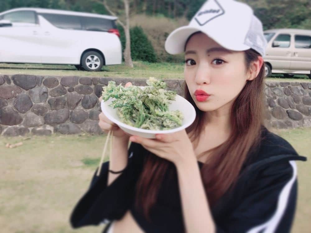 志田友美（ゆうみん）のインスタグラム：「大好きなタラの芽をたくさん食べたの😏✨この季節にしか食べれないから頬張った🤣 #タラの芽 #天ぷら #たべるのだいすき」