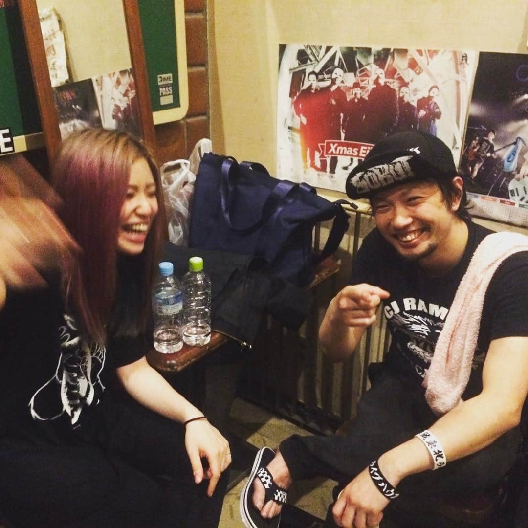 あやぺたのインスタグラム：「ライブ直後にジャガーさんと。 久しぶりに一緒にできたTHE SKIPPERS！うちいっぱい影響うけてるなって改めて思った。 オーサカンパンクロック！！！」