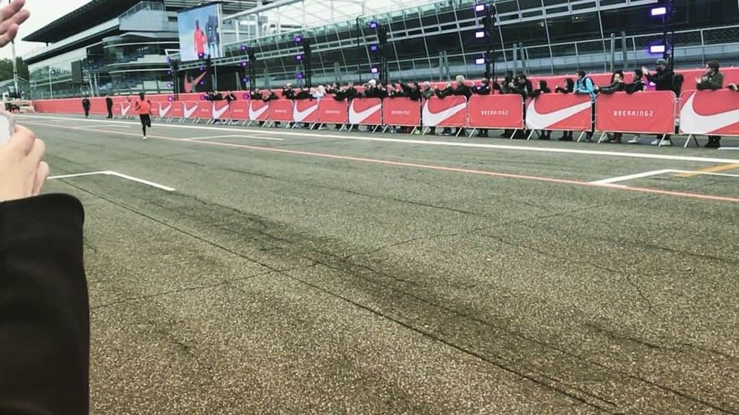 ジョシュ・ダンのインスタグラム：「inspired isn't a strong enough word watching Eliud Kipchoge cross the finish line today after a 2 hr marathon. 26 miles at 2:00:25 the new fastest marathon ever run.」