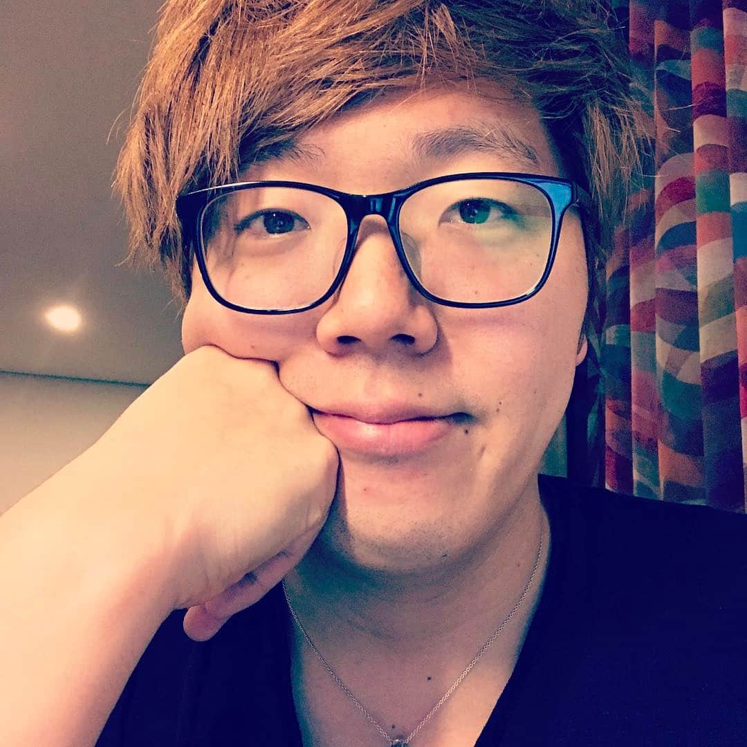 HIKAKINのインスタグラム：「仮眠してボサボサで深夜に台本書いてます。 音楽聴きながら。音楽から元気もらってる。」