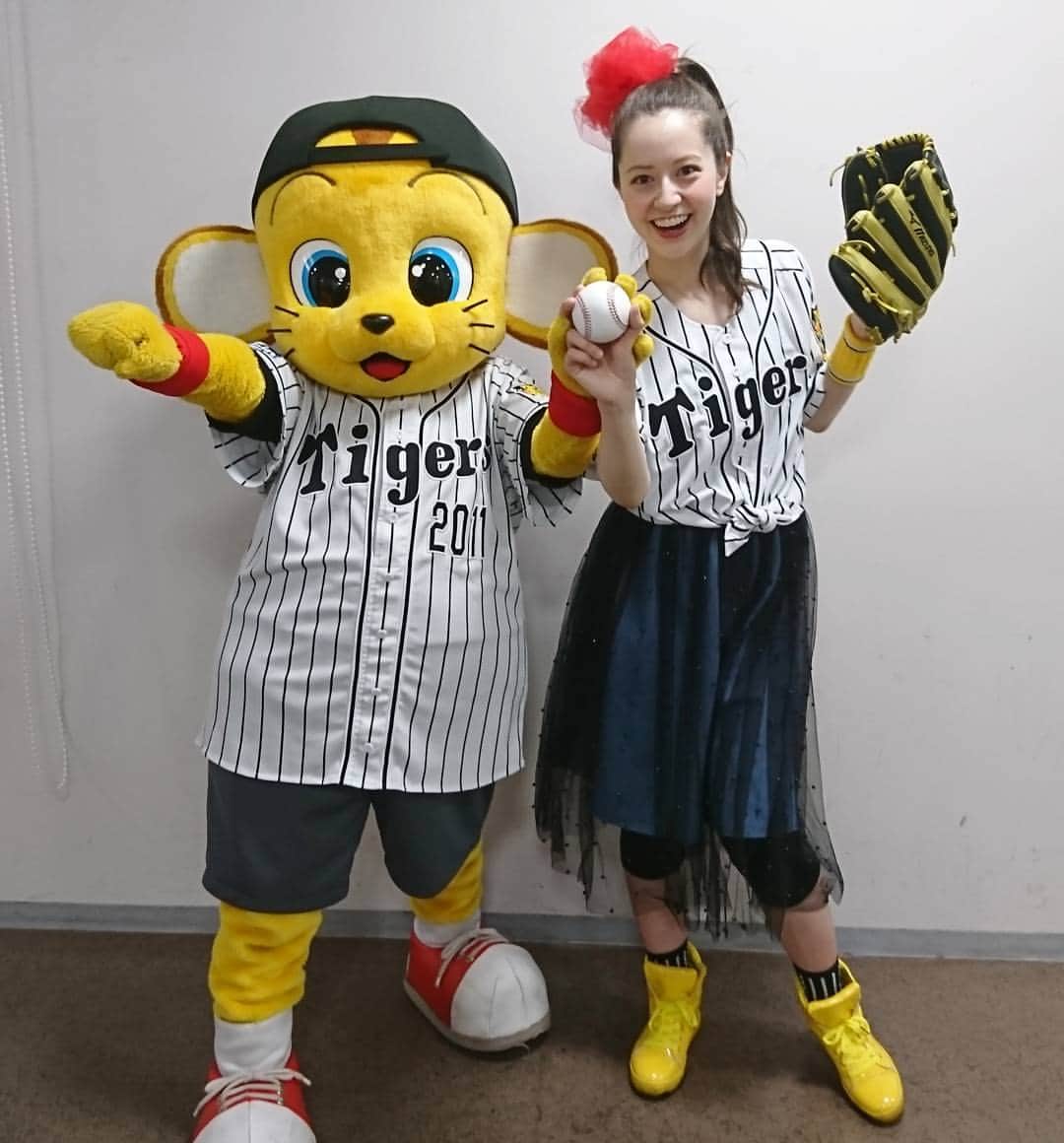 阪神タイガースさんのインスタグラム写真 阪神タイガースinstagram 今日の試合の始球式を務めていただきました春香クリスティーンさん タイガースのユニも可愛く着こなしてくれてます キー太と記念撮影 阪神タイガース 春香クリスティーン さん キー太