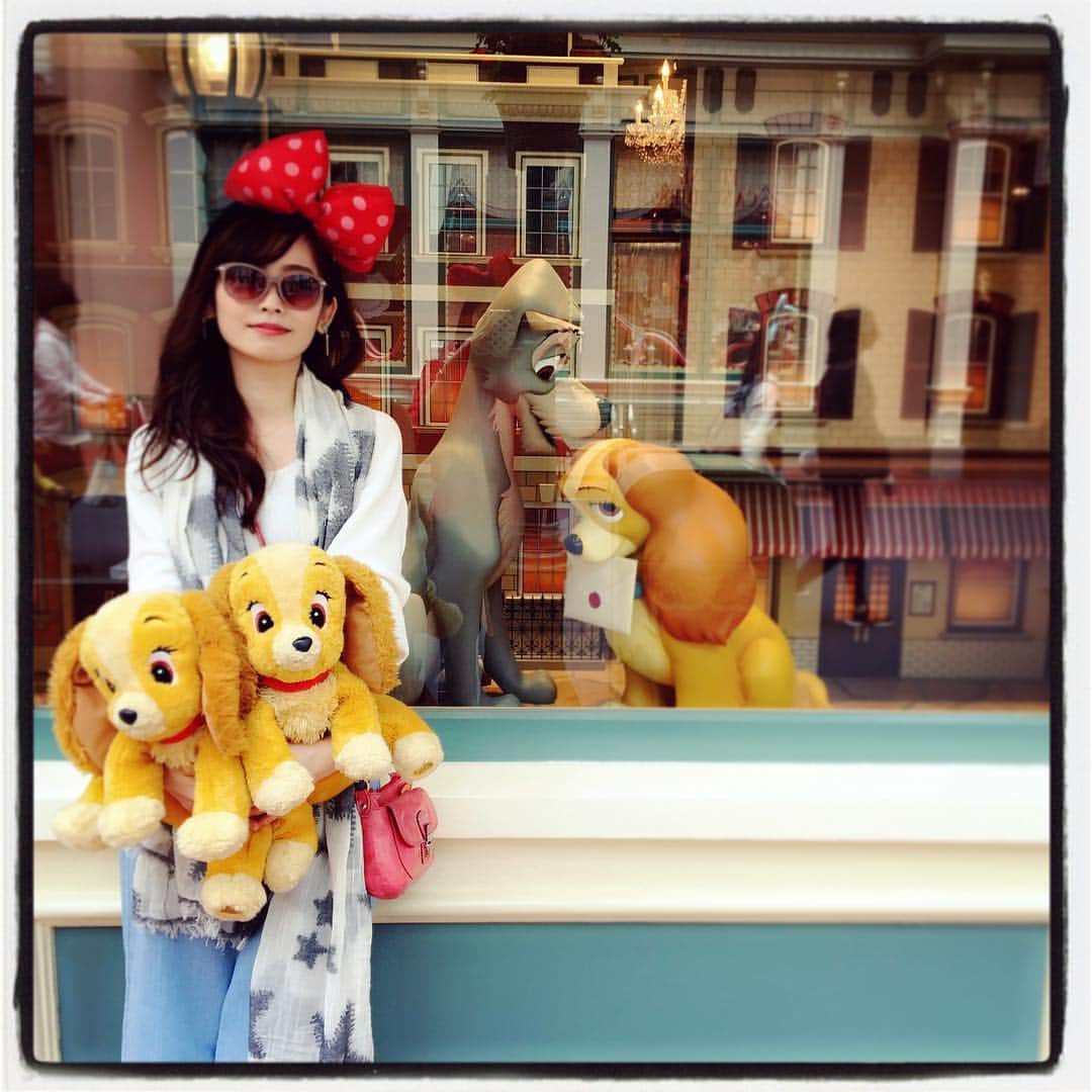 太田葉子さんのインスタグラム写真 - (太田葉子Instagram)「イースターでうさ耳だらけの中.. 私はレディの赤いリボンとお揃いの 赤いリボンのカチューシャ🎀✨ そしてレディたちが目立つように シンプルな格好で行きました💕 * * #ディズニー #ランド #GW  #ワールドバザール  #わんわん物語 #レディ #もっとグッズ増えてほしい  #来年の戌年に期待  #Disney #Tokyo #Disneyland  #love #LadyandtheTramp #mydogs  #ladies #dogstagram #lovely #l4l #happy #instagood #instadaily #instafashion  #fashion #good #coordinate #ootd #FURLA  #swang #favorite #ディズニーコーデ」5月7日 15時28分 - instayoko