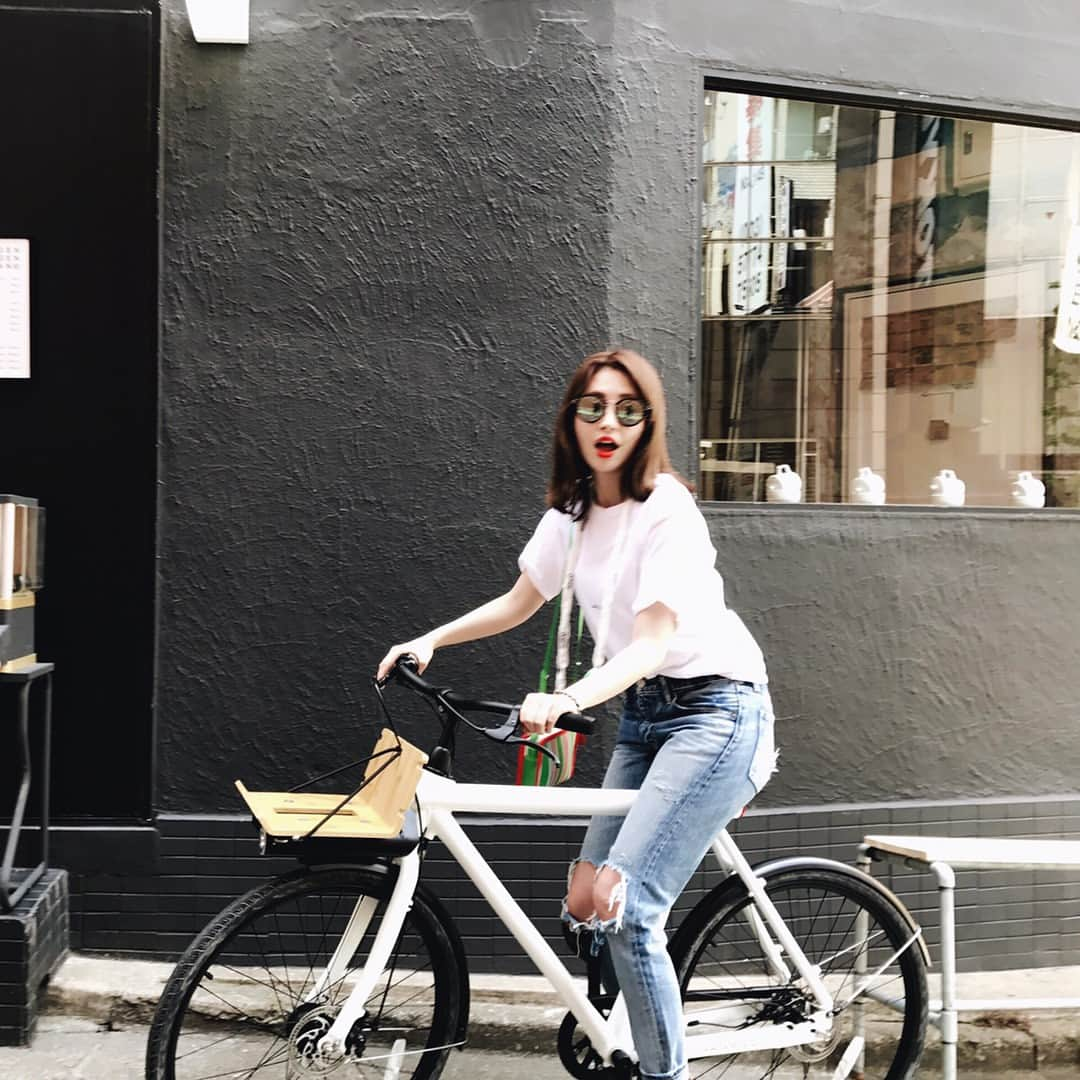 小嶋陽菜さんのインスタグラム写真 - (小嶋陽菜Instagram)「天気が良かったから、自転車でお茶はしご🙂🍵 #vanmoof#shibuya#tokyo#blackwall#幻幻庵」5月7日 13時39分 - nyanchan22