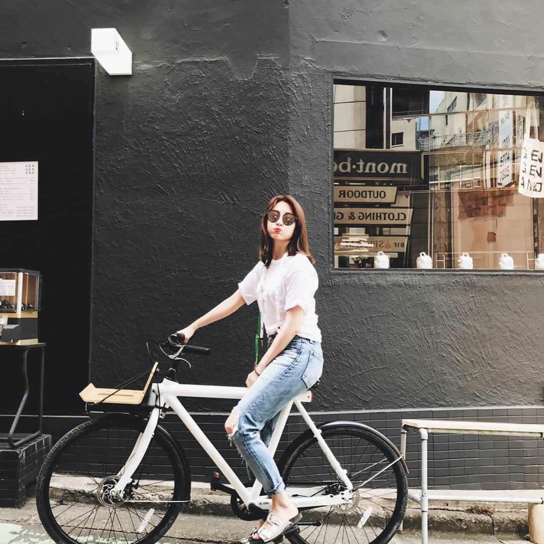 小嶋陽菜さんのインスタグラム写真 - (小嶋陽菜Instagram)「天気が良かったから、自転車でお茶はしご🙂🍵 #vanmoof#shibuya#tokyo#blackwall#幻幻庵」5月7日 13時39分 - nyanchan22