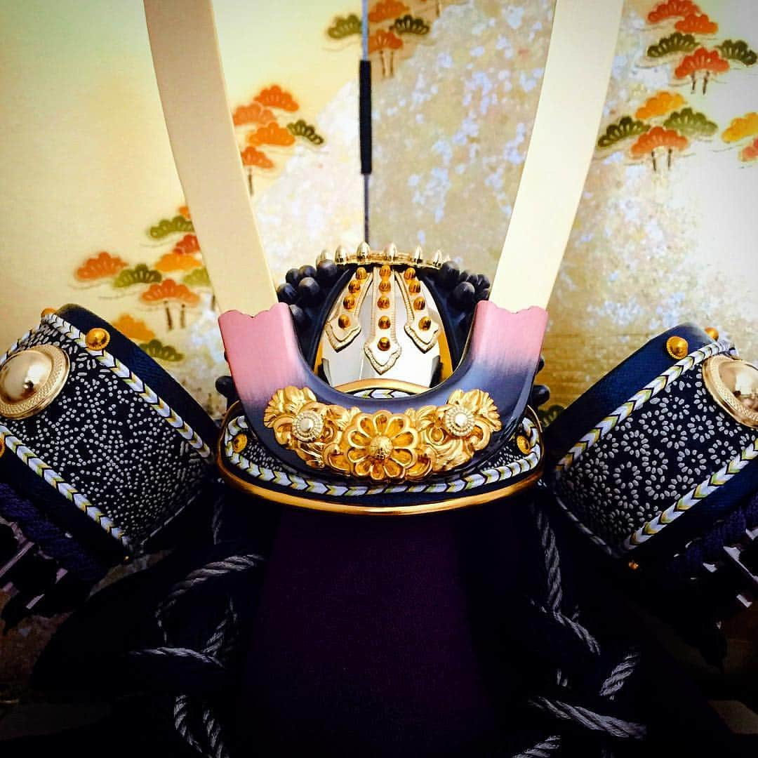 takayuki oheのインスタグラム：「カッコいい兜飾りに巡り会えました✨ #隆和堂 #kabuto #japanesehelmet #japanesearmor」