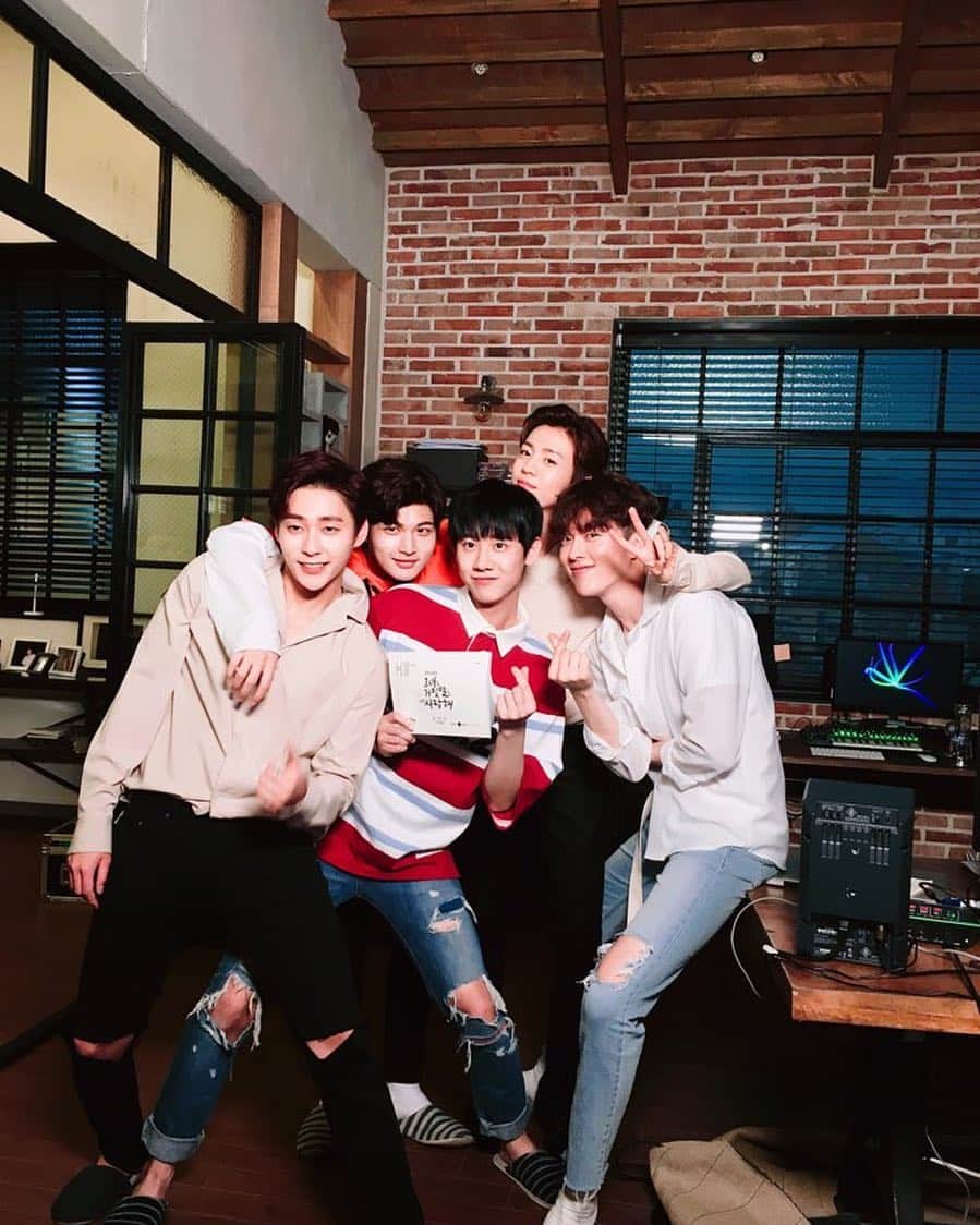 イ・ヒョヌのインスタグラム：「크플 영원하자❤️ 모두들 고생많았어 사랑해 #그녀는거짓말을너무사랑해 #또모 #크플사랑하자즐기자죽이자아자」