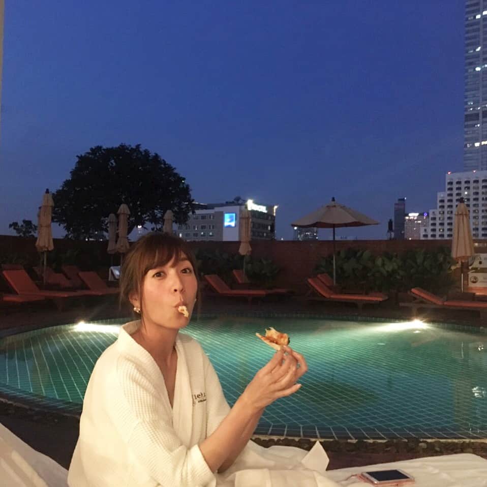 高沢奈苗さんのインスタグラム写真 - (高沢奈苗Instagram)「ホテルのプールサイドで、ピザとフライドポテトを食べる、アメリカンなスタイルをタイで🇺🇸笑 ナイトプールはちょっと寒かった🙃 . . #lebuaatstatetower #bangkok #thailand #nightpool #水着姿 #は載せません #恥ずかしい」5月7日 18時05分 - nanaetakasawa