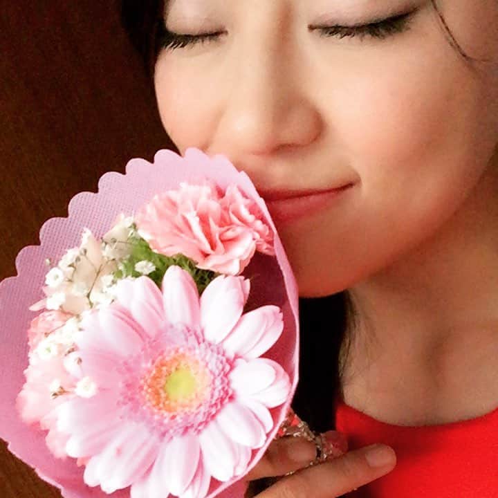 高瀬みゆきのインスタグラム：「I look forward to decorating the room with flowers once a week.  週に1度のお楽しみ😚🎵 #flower #jp #hobby」