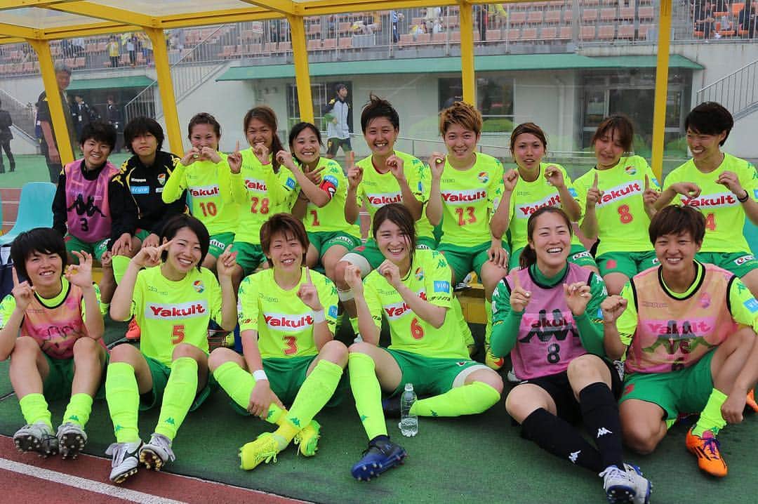 のインスタグラム：「vsアルビ  1-0勝利!! 勝つっていいですね(^^) ありがとうございました!! そして、みどさん、リーグ戦100試合出場達成おめでとうございます😄⚽️✨」