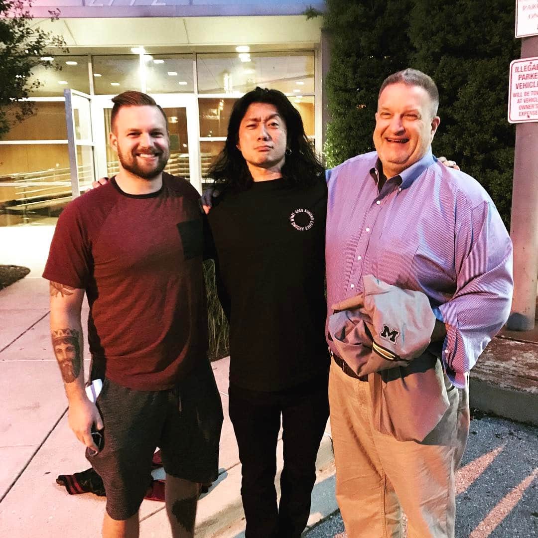 Ju-kenさんのインスタグラム写真 - (Ju-kenInstagram)「with @jim_ytk and his dad! I'm standing on tiptoes, beacause they're huge!!! Thanx max poggi family for inviting beautiful night! #dadandson #family #VAMPS #ustour #beautifulfamily」5月8日 9時41分 - jkn627