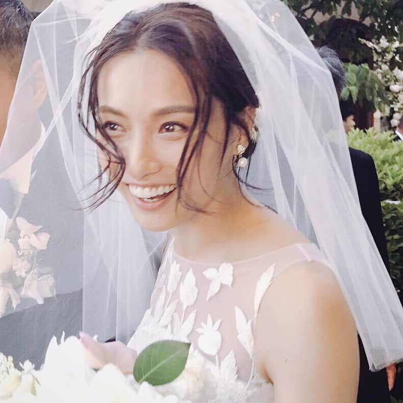 小濱なつきのインスタグラム：「友人達からもらった写真。ありがとう🌹 #madamtoki #wedding #ceremony #party」