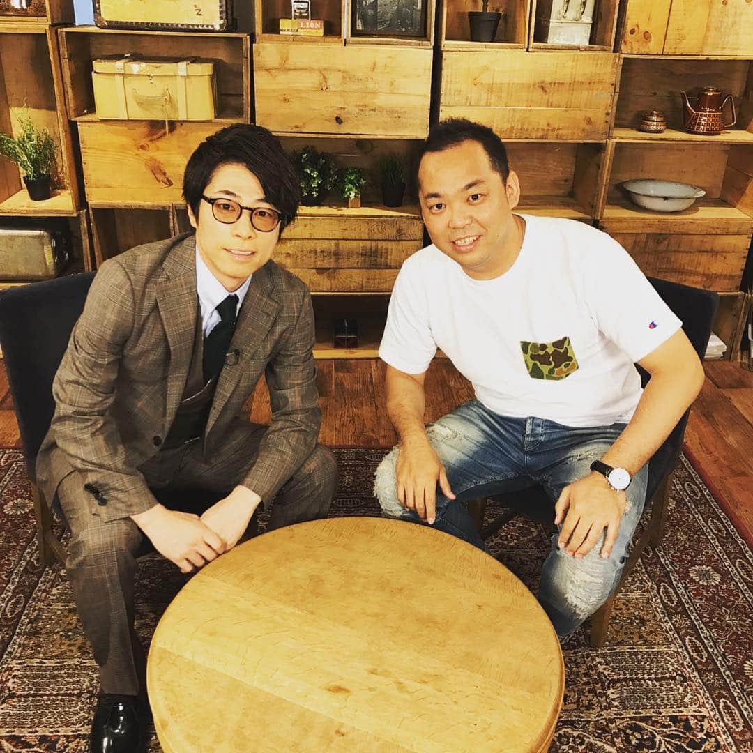 田村淳のインスタグラム：「メルカリの社長 小泉さんと📸 ミニ枠の番組はじまるよw  お客様の品物を僕が鑑定 値段を付けてメルカリへ出品 『アツカン』  始まります！  #メルカリ #テレ朝 #アツカン #早い者勝ち #鑑定楽しい」