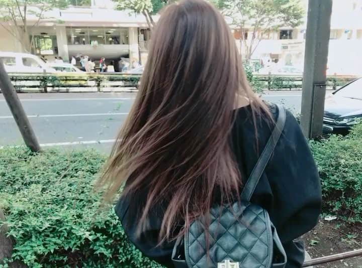 志田友美（ゆうみん）のインスタグラム：「カラーしてきたよ💇 ㅤㅤㅤㅤㅤㅤㅤㅤㅤㅤㅤㅤㅤ イルミナカラー♡ いつもより明るめでし。 ㅤㅤㅤㅤㅤㅤㅤㅤㅤㅤㅤㅤㅤ 透明感出て最高！またイルミナしよ🤣 ありがとうございました😋 →@logyuuki ㅤㅤㅤㅤㅤㅤㅤㅤㅤㅤㅤㅤㅤ #hair #log #color #ash #イルミナカラー #アッシュ #透明感」