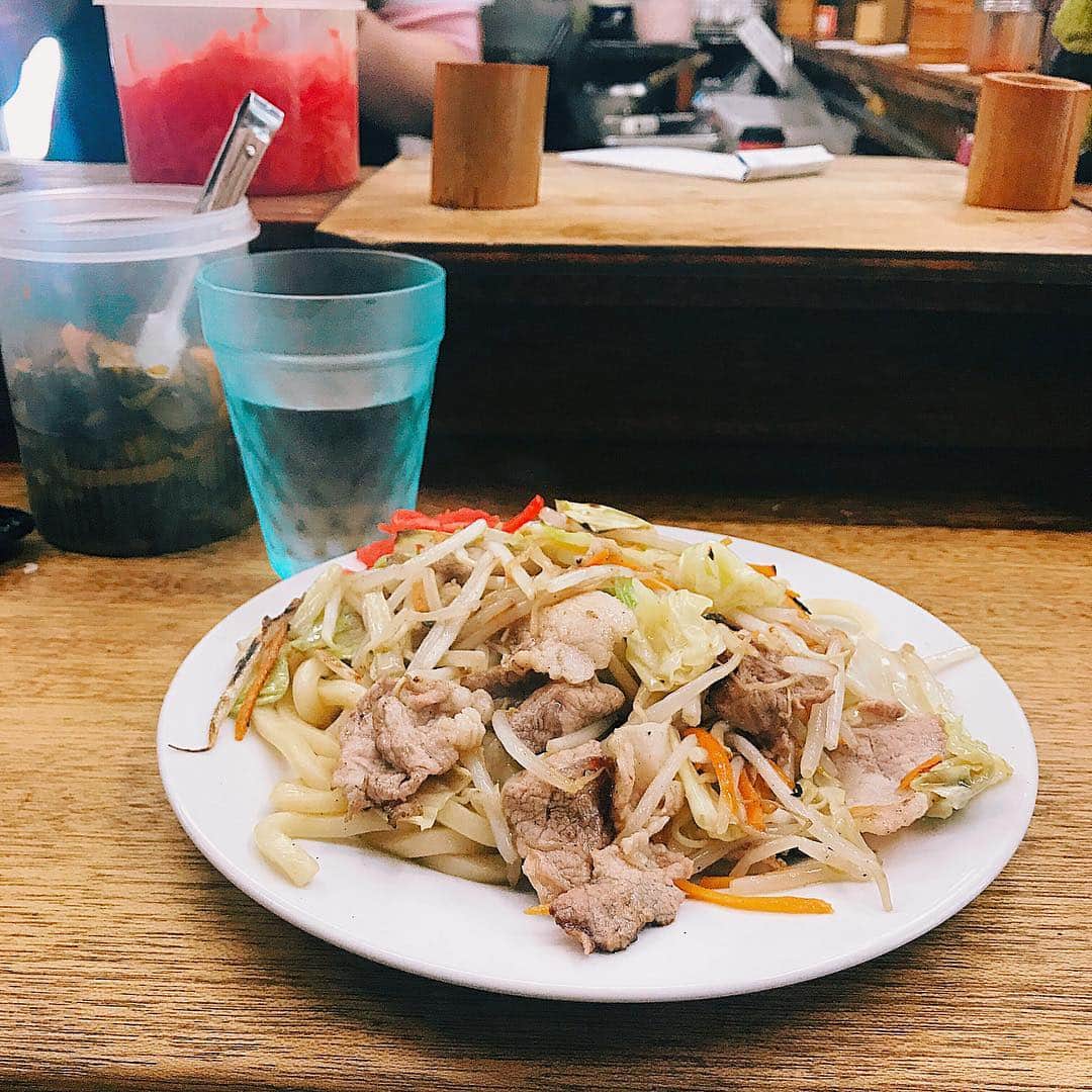 辻元舞さんのインスタグラム写真 - (辻元舞Instagram)「. お肉も野菜もたっぷりな焼うどん。 焼うどんはソース派だったけど、 しょう油もありですね🙏🏻✨ #焼うどん#3日前のサラダプレートとのギャップ 笑 #こづち#めし処こづち#定食#食堂#大衆食堂#創業57年#ランチ#恵比寿#レトロ #instagood#happy#me」6月2日 16時24分 - mai_tsujimoto