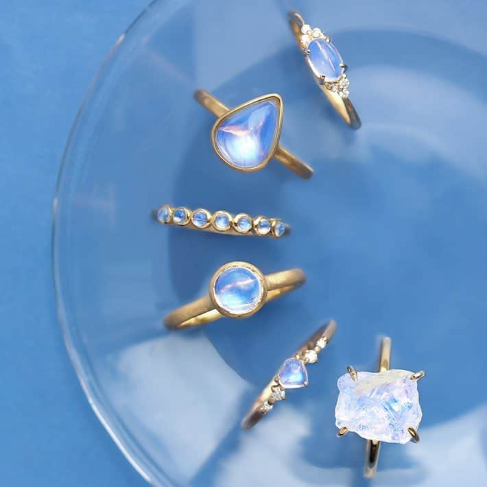 ビズーさんのインスタグラム写真 - (ビズーInstagram)「6月の誕生石「ブルームーンストーン」。夜空に浮かぶ月のように、青い輝きを浮かべる神秘的な宝石です。 ・ 光が差す方向によって輝きがうつろうので、思わず時を忘れて見入ってしまいます。 ・ @bizoux_jewelry  #withbizoux ・ ・ #bizoux #ビズー #jewelry #fashion #birthstone #ring #ビズー #リング #指輪 #ピンキーリング #ブルームーンストーン #誕生石 #自由が丘 #銀座 #💍」6月2日 18時41分 - bizoux_jewelry