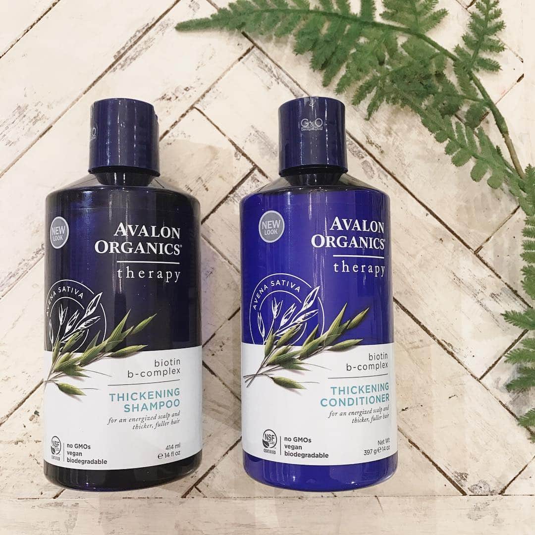 George&Oliverのインスタグラム：「FATHER'S DAY GIFT . 父の日のプレゼントにお勧めしたいアメリカ発「AVALON ORGANICS 」のスカルプシャンプー&コンディショナー。 . アロエベラ液汁を50%以上配合し、話題のビオチンやノコギリヤシをはじめとする14種類のオーガニック認証成分がギュッと詰まっています。毎日使うものだから中身までこだわりたいですね。 . . プロフィールトップのオンラインストアよりお買い求めいただけます。」